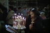 Creyente ortodoxo. Es típico encender tres velas tras la entrada a la Iglesia cuando se celebra un ritual