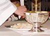 Copa y cáliz donde se depositan el pan y vino que serán transformados en el cuerpo y la sangre de Cristo en el sacramento de la eucaristía para que los fieles puedan recibirlo