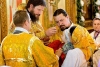 Sacerdote ortodoxo administrando la sagrada comunión a un niño. Así como los católicos no realizan la primera comunión hasta los ocho años, los ortodoxos la reciben desde el bautismo.