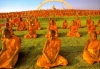 Simulación de monjes budistas en oración. La armonía del movimiento y el sonido es básico en el budismo. La posición en flor de loto es habitual como forma equilibrada donde el centro se recoge en su centro de masas y la mente puede abstraerse en un estado de meditación