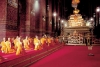 Monasterio con monjes budistas rezando.