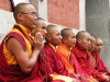Monjes en actitud de oración. En sus manos llevan El Mala o Rosario Budista