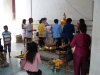 Veneración de creyentes con incienso ante Buda