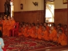 Monjes en rito budista tailandés