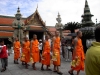 Grupo monjes budistas en Bangkok (Tailandia), recogen ofrendas que llevan al templo budista