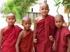 Niños en templo budista. Combinan el estudio escolar con la práctica religiosa