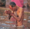 Fiesta de Kumbh Mela se celebra cada 12 años en Allahabad. Kumbha es vasija, ya que la gente llevaba vasijas con granos al río Ganges para sumergir las semillas en el agua y asegurar su fertilidad