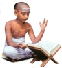 Los Vedas. En el pasado era normal que sólo los niños del brahmin (clase sacerdotal) estudiaran los textos shruti (Vedas). Las tres líneas blancas ebn la frente de este niño significan que es un devoto de Shiva