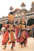 Bailarines vestidos como personajes del Ramayana