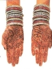 Antes de la boda, los parientes de la novia decoran sus manos y pies con henna. Los diseños (mehndi) representan la fuerza del amor y cuanto más oscuros, más sólido será el amor.