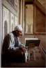 Musulmán con túnica, rezando en pilar de una mezquita (lugar de oración musulmana)