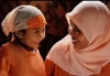 Mujer con niño árabe. En las familias musulmanas los hombres se pueden casar con varias mujeres