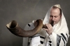 Durante el Rosh Hashanah, los servicios religiosos son más solemnes e incluyen el ritual del toque del shofar, un cuerno de carnero que recuerda el que Abraham sacrificó