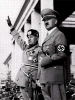 Hitler en la segunda guerra mundial con el símbolo de la esvastica en su brazo izquierdo. Dirigió la persecución judía con el convencimiento que era una raza inferior a la alemana