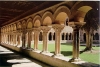 Claustro de un monasterio católico. Lugar donde los monjes caminan reflexionando y orando. Era habitual situar una fuente en el centro para crear un ambiente de recogimiento