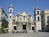 Catedral gótica católica. A partir del siglo XIII la construcción de iglesias simboliza la infinitutd de Dios, así se logran crear enormes iglesias antes las cuales los creyentes quedaban estupefactos