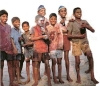 Niños celebrando la fiesta del Holi. En este tiempo los vegatarianos pueden comer carne. La gente enciende hogueras y arroja polvos de colores o roc´ia con agua con agua coloreada a los demás, como hacía el dios Krishna cuando era joven.