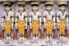 La parte central del Mahabharata es la historia de los cinco Pandavas, los hijos del difunto rey Pandu. Se tuvieron que enfrantar a sus cien primos que también reclamaban el trono.