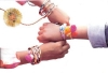 En las fiesta de Raksa Bandhan (en verano) las mujeres jóvenes atan brazaletes de cuerda en las muñecas de sus hermanos u otros hombres.El rakhi se ata a la muñeca derecha.