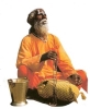 Sadhu orando. Los sadhus son personas santas respetadas que consagran su vida a la religión, estudian los textos sagrados, practican yoga y tienen una alimentación sencilla. En sus manos tiene un rosario. Al lado vasija donde los transeúntes pueden dejar dinero y comida.